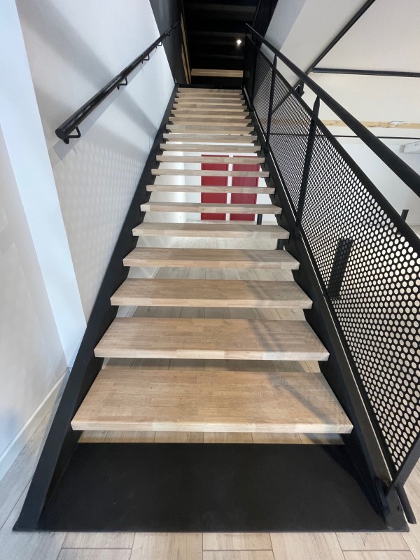 Fabrication d’un escalier sur mesure à Toulon de style moderne